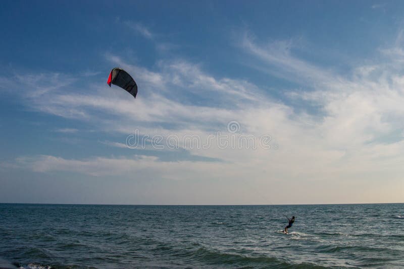 I surfisti dell'aquilone prendono le onde sull'Adriatico ventoso, Dulcigno, Montenegro fotografia stock libera da diritti I surfisti dell'aquilone prendono le onde sull'Adriatico ventoso, Dulcigno, Montenegro fotografia stock libera da diritti