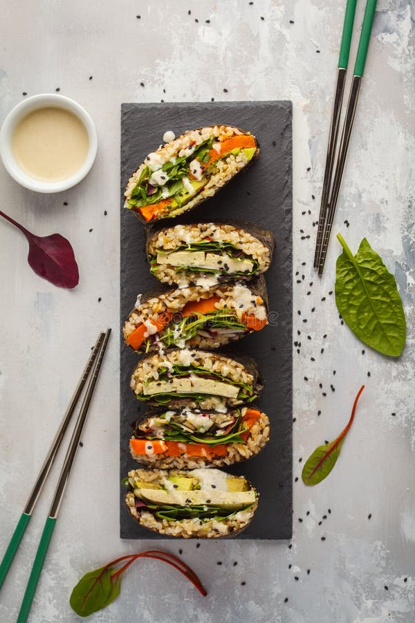 I sushi del vegano interpongono il onigirazu con il tofu e le verdure Colorfu immagini stock I sushi del vegano interpongono il onigirazu con il tofu e le verdure Colorfu immagini stock