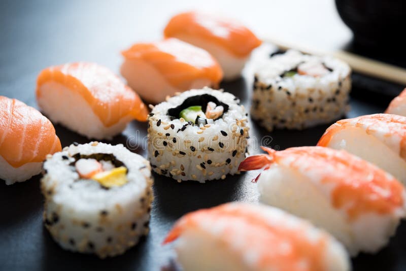 I sushi sono servito sulla zolla fotografia stock I sushi sono servito sulla zolla fotografia stock