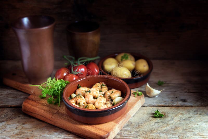 I Tapas lanciano con i gamberetti o i gamberetti in olio d'oliva dell'aglio, patate, fotografie stock libere da diritti I Tapas lanciano con i gamberetti o i gamberetti in olio d'oliva dell'aglio, patate, fotografie stock libere da diritti