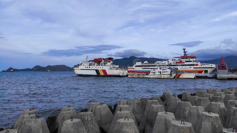 I traghetti passeggeri sono ancorati nel porto di dili, la Timor Est immagine stock