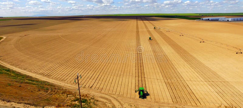 I trattori sono parallela l'aratura per l'agricoltura di piantatura nuova dell'azienda agricola fotografie stock libere da diritti I trattori sono parallela l'aratura per l'agricoltura di piantatura nuova dell'azienda agricola fotografie stock libere da diritti