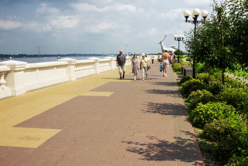 I turisti camminano lungo l'argine di Volga in Nižnij Novgorod fotografia stock I turisti camminano lungo l'argine di Volga in Nižnij Novgorod fotografia stock