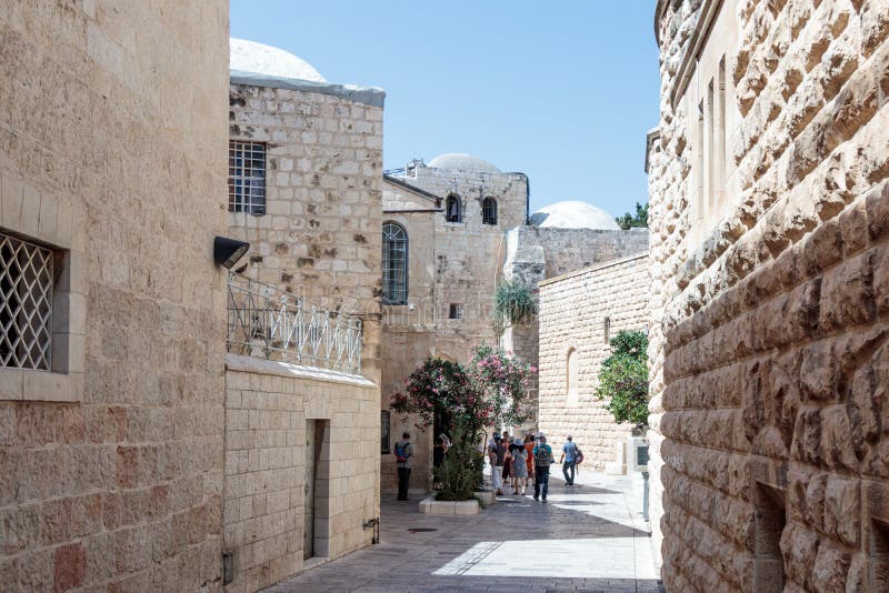 I turisti camminano lungo le vie silenziose di thr nella vecchia città di Gerusalemme, Israele