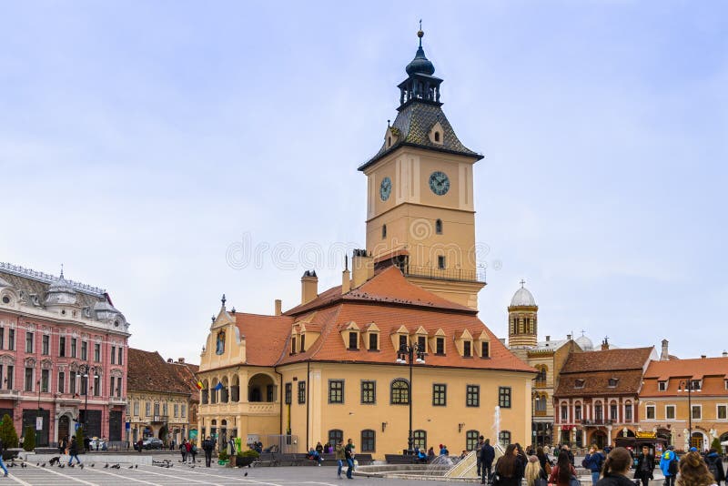 I turisti camminano nel quadrato del mercato del Consiglio intorno al museo storico e vedono le viste in Città Vecchia di Brasov fotografie stock libere da diritti I turisti camminano nel quadrato del mercato del Consiglio intorno al museo storico e vedono le viste in Città Vecchia di Brasov fotografie stock libere da diritti