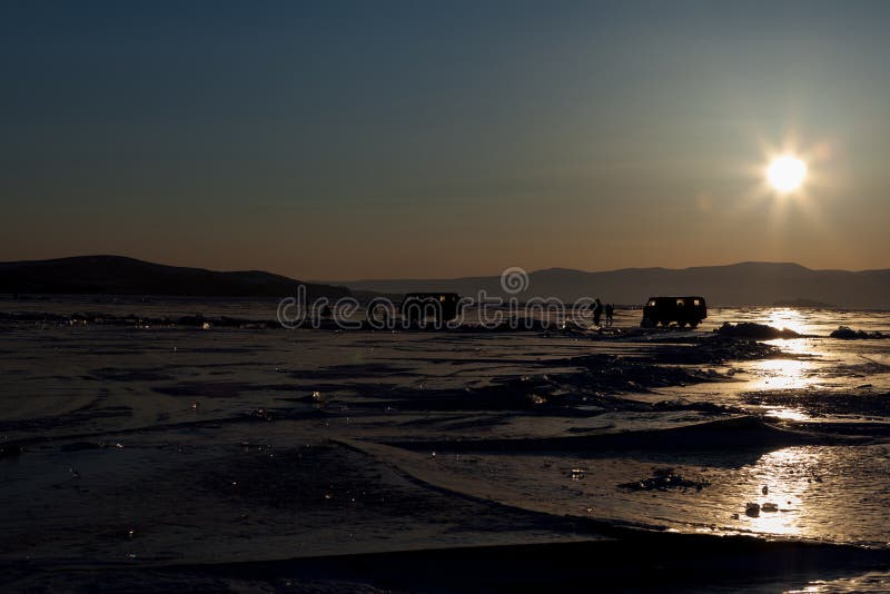 I turisti godono di bello momento del tramonto all'isola di Olkhon, lago Baikal, Russia