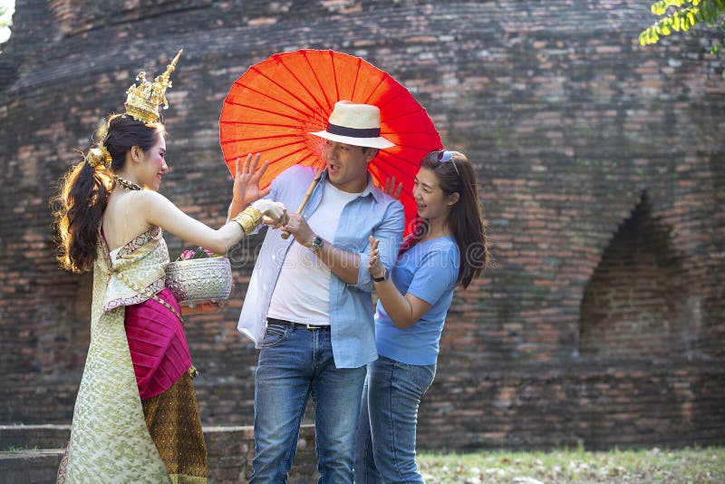 I turisti stanno godendo del festival di Songkran Ragazze tailandesi e Youn fotografie stock libere da diritti I turisti stanno godendo del festival di Songkran Ragazze tailandesi e Youn fotografie stock libere da diritti