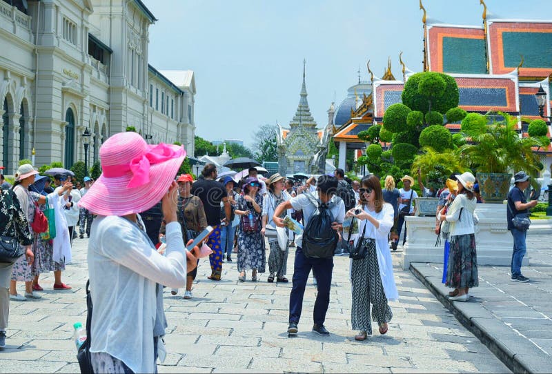 I turisti stranieri per visitare il tempio di Emerald Buddha fotografia stock