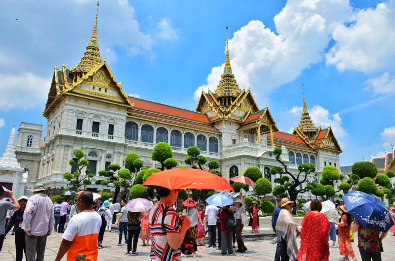 Turisti stranieri in visita al Tempio del Buddha di Smeraldo fotografia stock libera da diritti