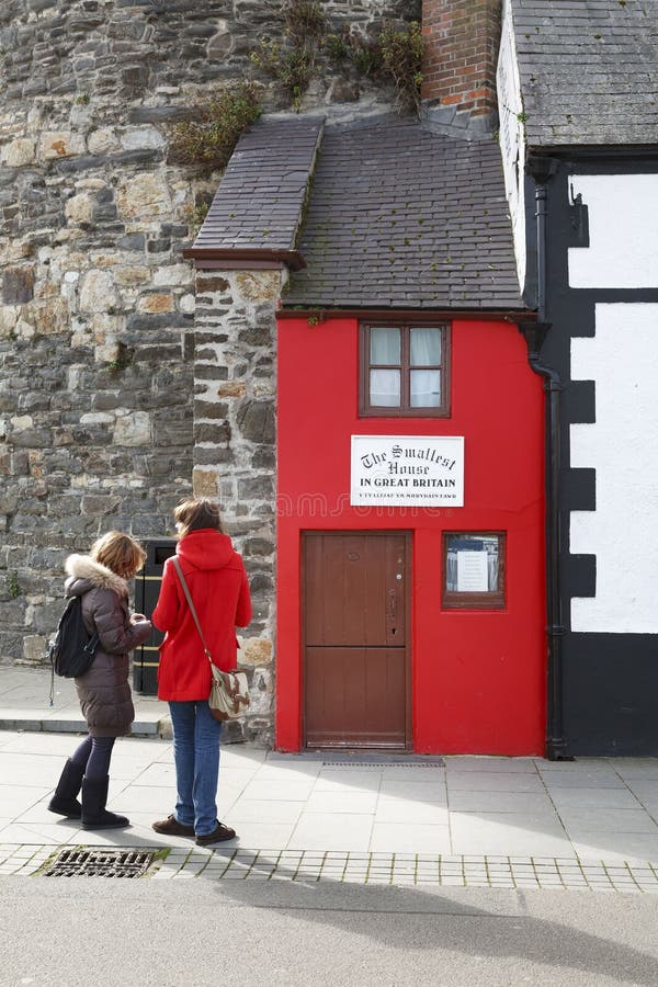 I turisti visitano la più piccola casa del Galles in Gran Bretagna immagine stock libera da diritti I turisti visitano la più piccola casa del Galles in Gran Bretagna immagine stock libera da diritti