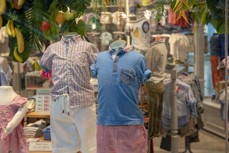 I vestiti di ogni giorno sopra appende nel deposito di marca Stile urbano di usura in negozio durante il tempo di vendite immagini stock libere da diritti I vestiti di ogni giorno sopra appende nel deposito di marca Stile urbano di usura in negozio durante il tempo di vendite immagini stock libere da diritti