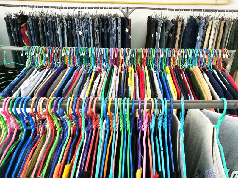 I Vestiti Di Seconda Mano Nel Mercato Fotografia Stock ... I Vestiti Di Seconda Mano Nel Mercato Fotografia Stock ...