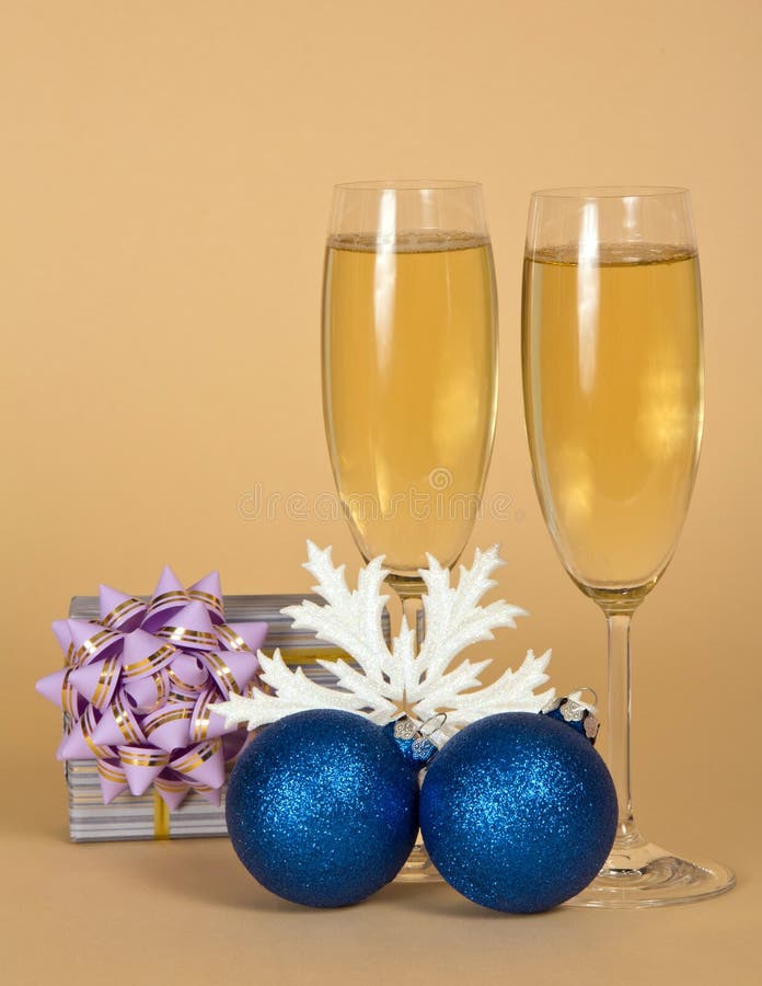I vetri di vino con champagne scintillante, il regalo, Natale gioca sulla b fotografie stock libere da diritti I vetri di vino con champagne scintillante, il regalo, Natale gioca sulla b fotografie stock libere da diritti