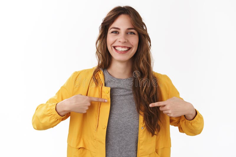 I wat u zoekt Het aantrekkelijke prettige glimlachende gelukkige jonge Kaukasische krullend-haired meisje die richten wil aan stock afbeelding I wat u zoekt Het aantrekkelijke prettige glimlachende gelukkige jonge Kaukasische krullend-haired meisje die richten wil aan stock afbeelding
