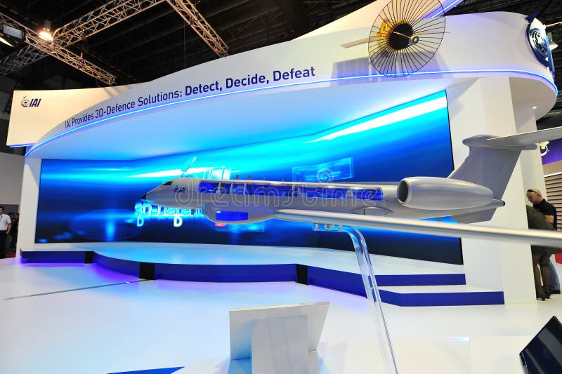 IAI-cabine die zijn defensieoplossingen demonstreren in Singapore Airshow stock foto IAI-cabine die zijn defensieoplossingen demonstreren in Singapore Airshow stock foto