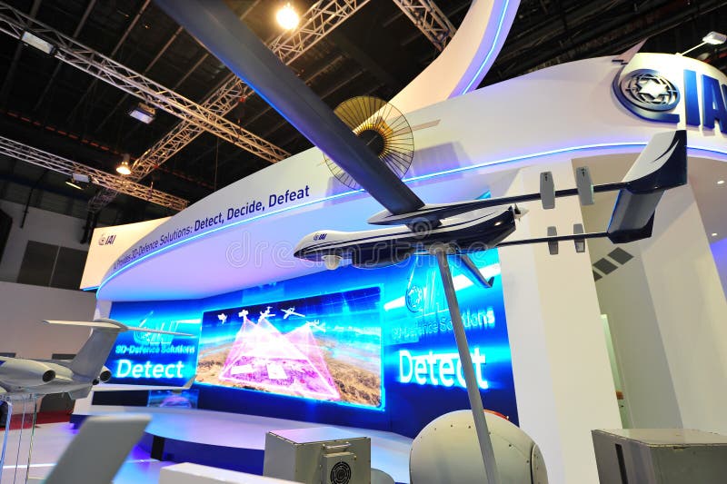 IAI-cabine die zijn defensieoplossingen demonstreren in Singapore Airshow royalty-vrije stock foto's IAI-cabine die zijn defensieoplossingen demonstreren in Singapore Airshow royalty-vrije stock foto's