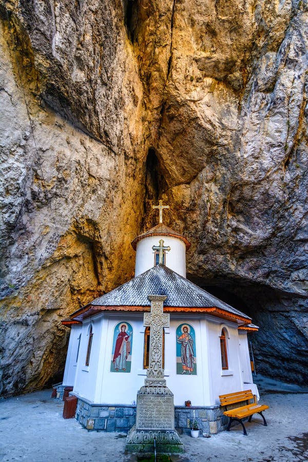 Ialomitei洞、Bucegi山、圣徒彼得和保罗教会a
