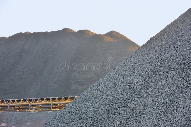 Iarda di carbone in mucchi per uso industriale immagini stock libere da diritti Iarda di carbone in mucchi per uso industriale immagini stock libere da diritti