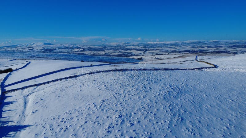 Iarnă zăpadă minunați peste Elslack Moor și Pendle Hill North Yorkshire Anglia royalty free stock images