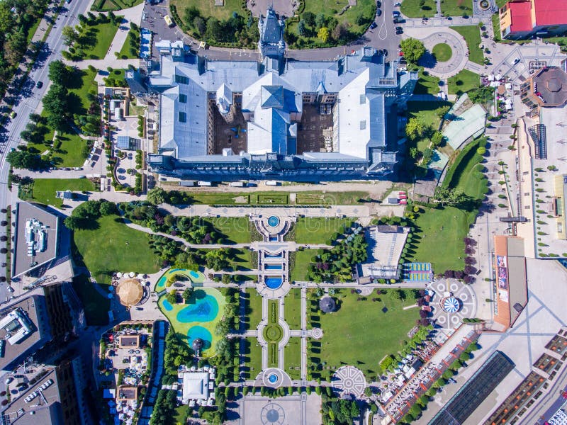 Iasi, Romania, luglio 2017: Centro urbano del centro commerciale e di Iasi del palazzo immagine stock libera da diritti Iasi, Romania, luglio 2017: Centro urbano del centro commerciale e di Iasi del palazzo immagine stock libera da diritti