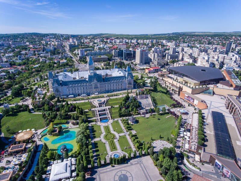 Iasi, Romania, luglio 2017: Centro urbano di Iasi e aeria del centro commerciale di Palas immagini stock Iasi, Romania, luglio 2017: Centro urbano di Iasi e aeria del centro commerciale di Palas immagini stock