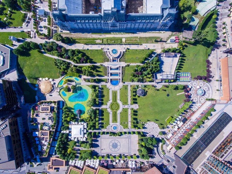 Iasi, Rumänien stadsmitt och offentlig trädgård som sett från över royaltyfri fotografi Iasi, Rumänien stadsmitt och offentlig trädgård som sett från över royaltyfri fotografi