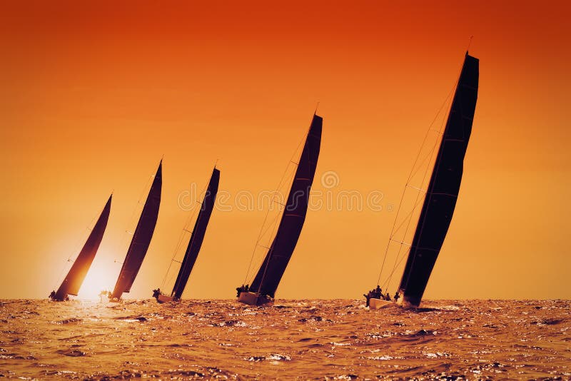 Iate da vela no por do sol imagens de stock Iate da vela no por do sol imagens de stock