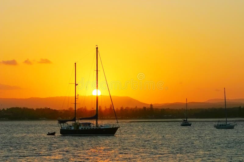 Iate em The Sun imagens de stock royalty free Iate em The Sun imagens de stock royalty free