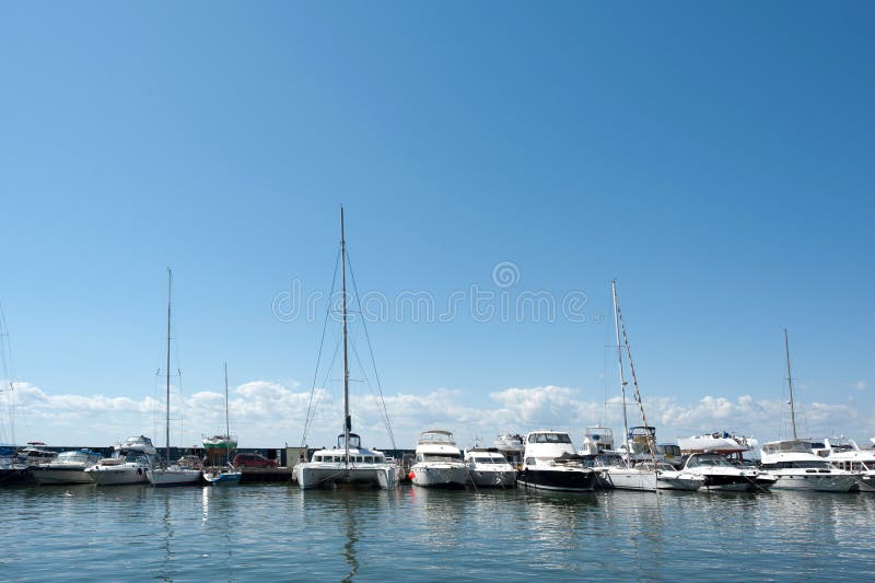 Iate em um cais fotos de stock royalty free Iate em um cais fotos de stock royalty free