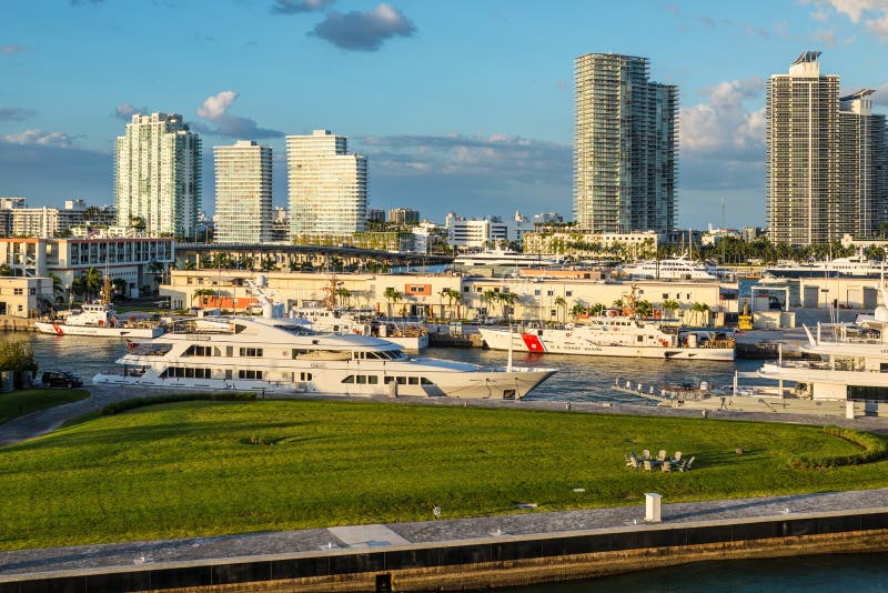 Iate luxuosos e de guarda costeira dos E.U. embarcações no porto de Miami, Florida, EUA fotos de stock Iate luxuosos e de guarda costeira dos E.U. embarcações no porto de Miami, Florida, EUA fotos de stock