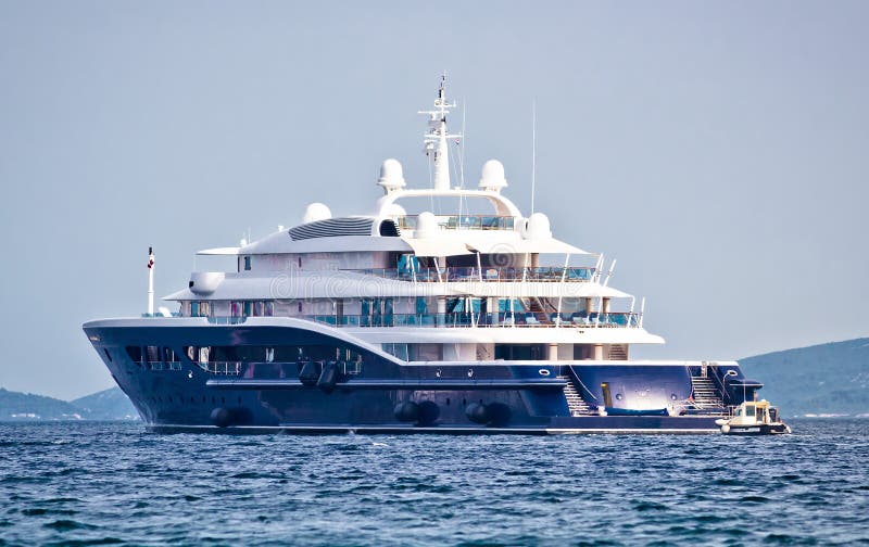 Iate mega luxuoso de Anonymus no mar aberto fotografia de stock Iate mega luxuoso de Anonymus no mar aberto fotografia de stock