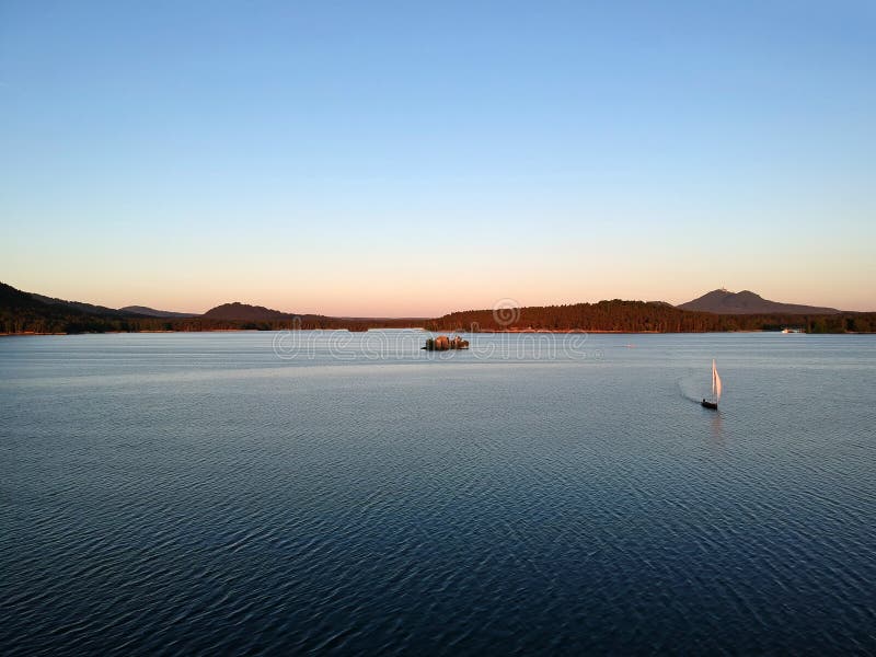 Iate no lago imagem de stock Iate no lago imagem de stock
