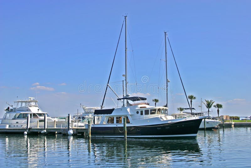 Iate no louro de Sarasota imagens de stock Iate no louro de Sarasota imagens de stock