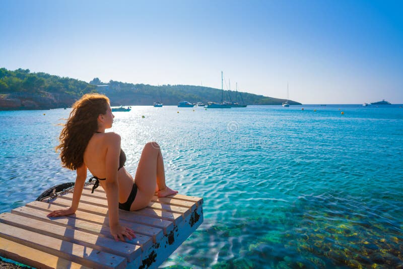 Ibiza bikiniflicka som kopplas av på den Portinatx stranden royaltyfria bilder Ibiza bikiniflicka som kopplas av på den Portinatx stranden royaltyfria bilder