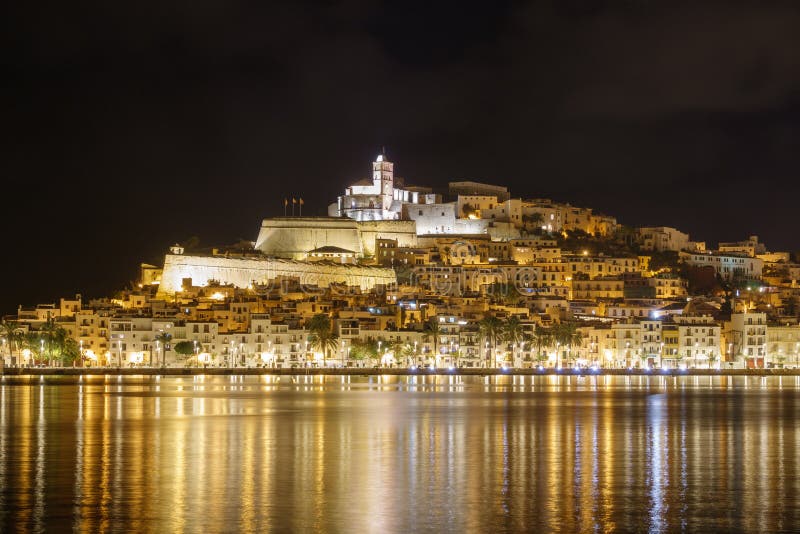 Dalt Vila Céntrico En La Noche Con Reflejos De Luz En El Agua