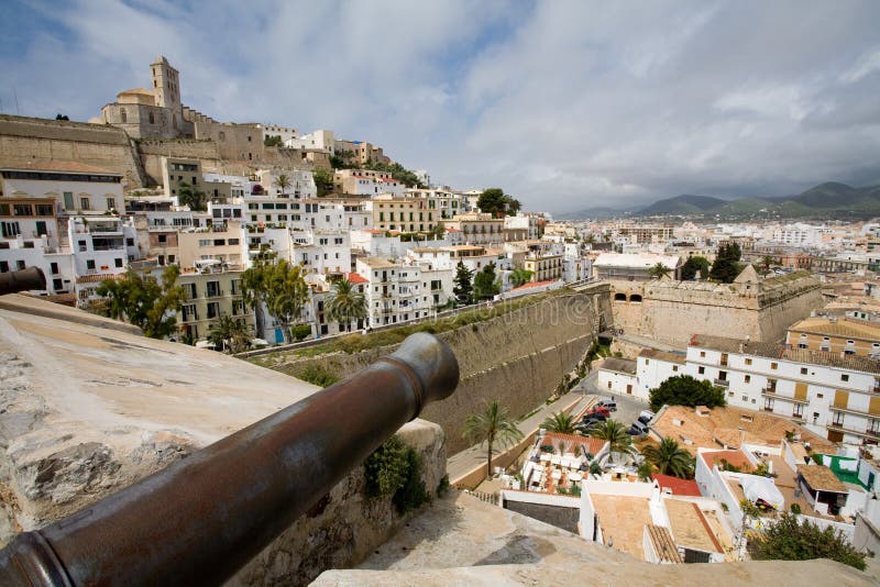 Kapitál z, je iskrivý mesto starý obklopený podľa obranný mesto steny na kopec.