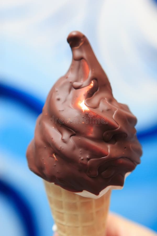 Čokoládové zmrzliny v cukru kužel na modrém pozadí.