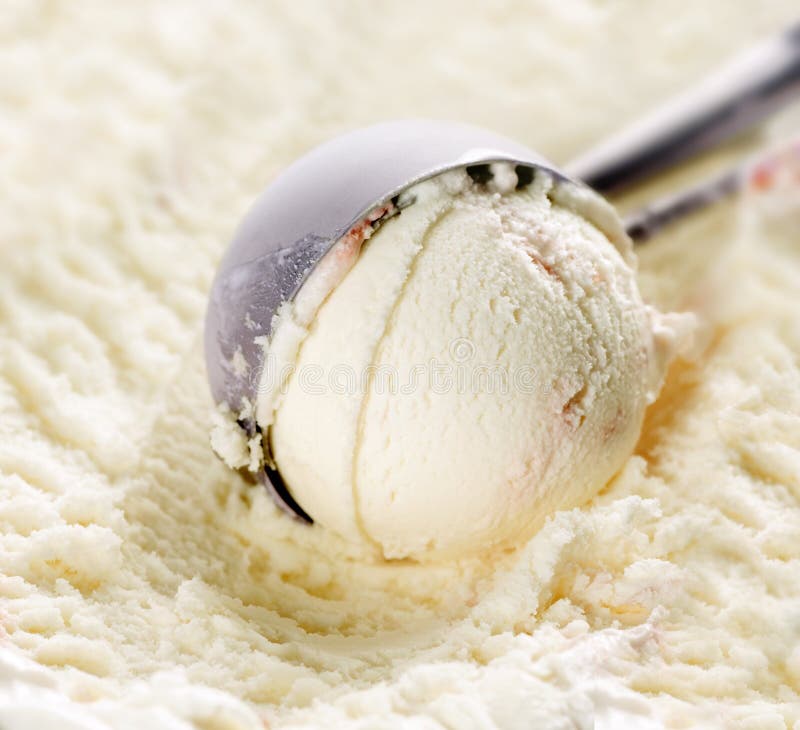 Gelato alla vaniglia con fragole close-up.