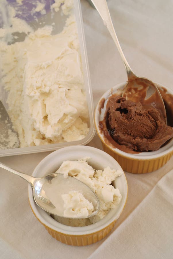 Vanilla and chocolate ice cream in bowls