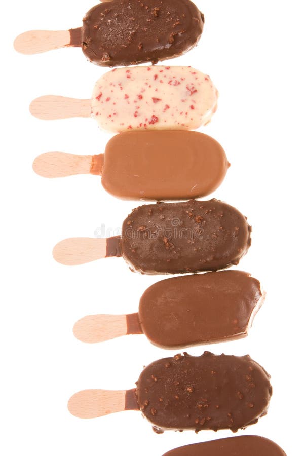 Složení čokoládové zmrzliny hole izolovaných na bílém.