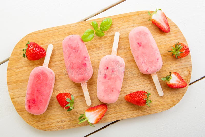 Ice cream popsicles with fresh strawberries