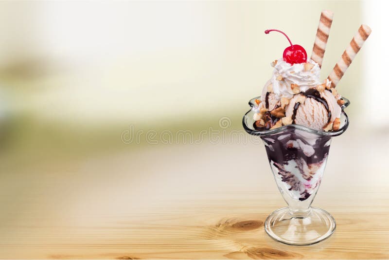 https://thumbs.dreamstime.com/b/ice-cream-sundae-chocolate-hot-fudge-dessert-cherry-soda-fountain-72399545.jpg
