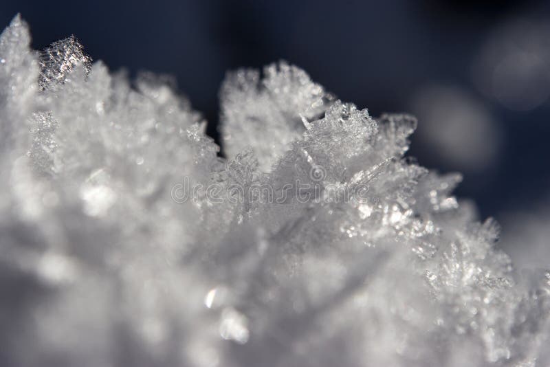 Cristalli di ghiaccio e di neve ghiacciata in inverno.