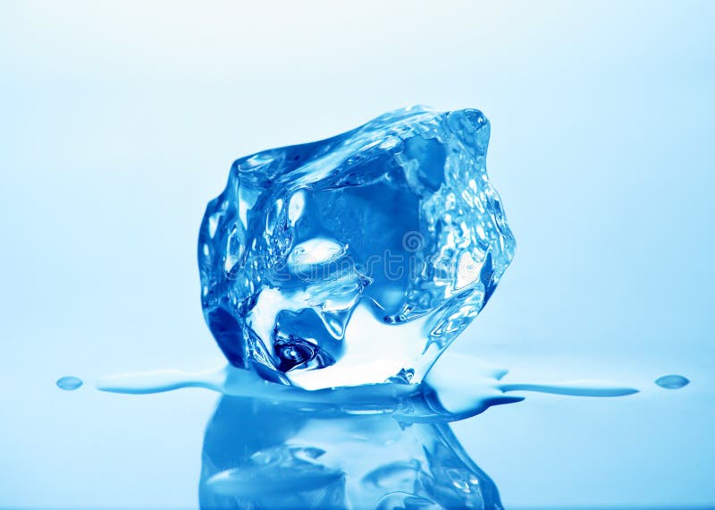 Fusione del cubo di ghiaccio con viraggio azzurro sullo sfondo.