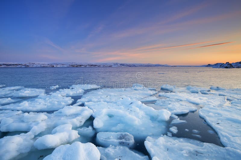 Cuore di ghiaccio sull'Oceano Artico in Norvegia, fotografata presso il Porsangerfjord in Norvegia al tramonto.
