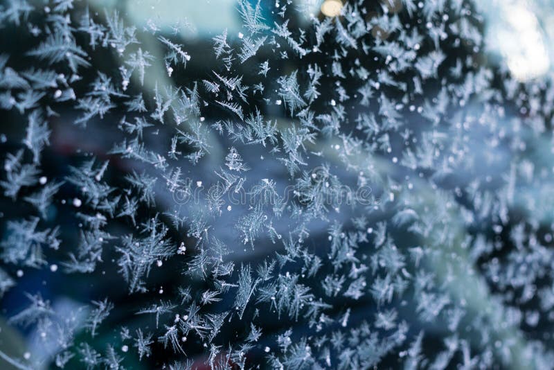 Ledová námraza na okně auta v zimě. Slovensko