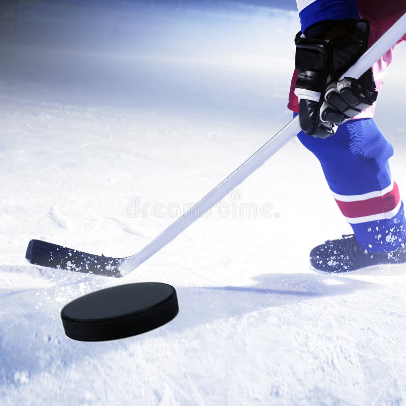 Giocatore di hockey su ghiaccio pronto a segnare.
