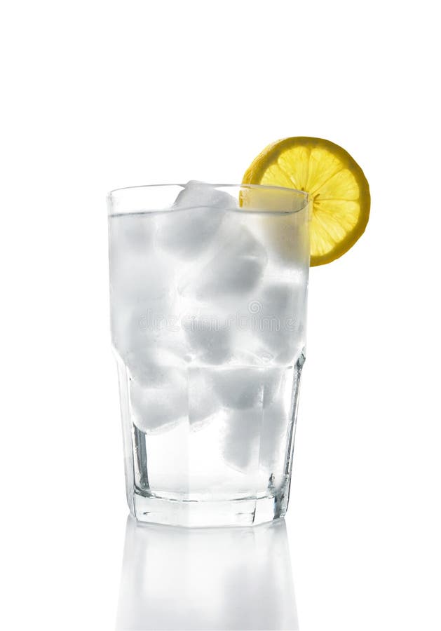 Un bicchiere di acqua ghiacciata con una fetta di limone, isolato su bianco (tracciato di ritaglio incluso)