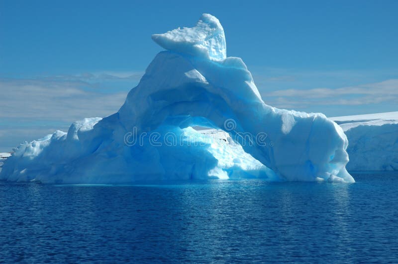 Glaciar en antártico agua.