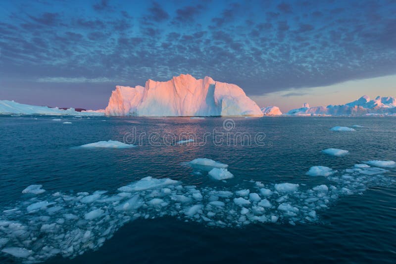Iceberg bei Sonnenuntergang Natur und Landschaften Grönlands Disko Bay Westgrönland Mitternachtssonne und Eisberge Blaues Eis lizenzfreies stockbild Iceberg bei Sonnenuntergang Natur und Landschaften Grönlands Disko Bay Westgrönland Mitternachtssonne und Eisberge Blaues Eis lizenzfreies stockbild